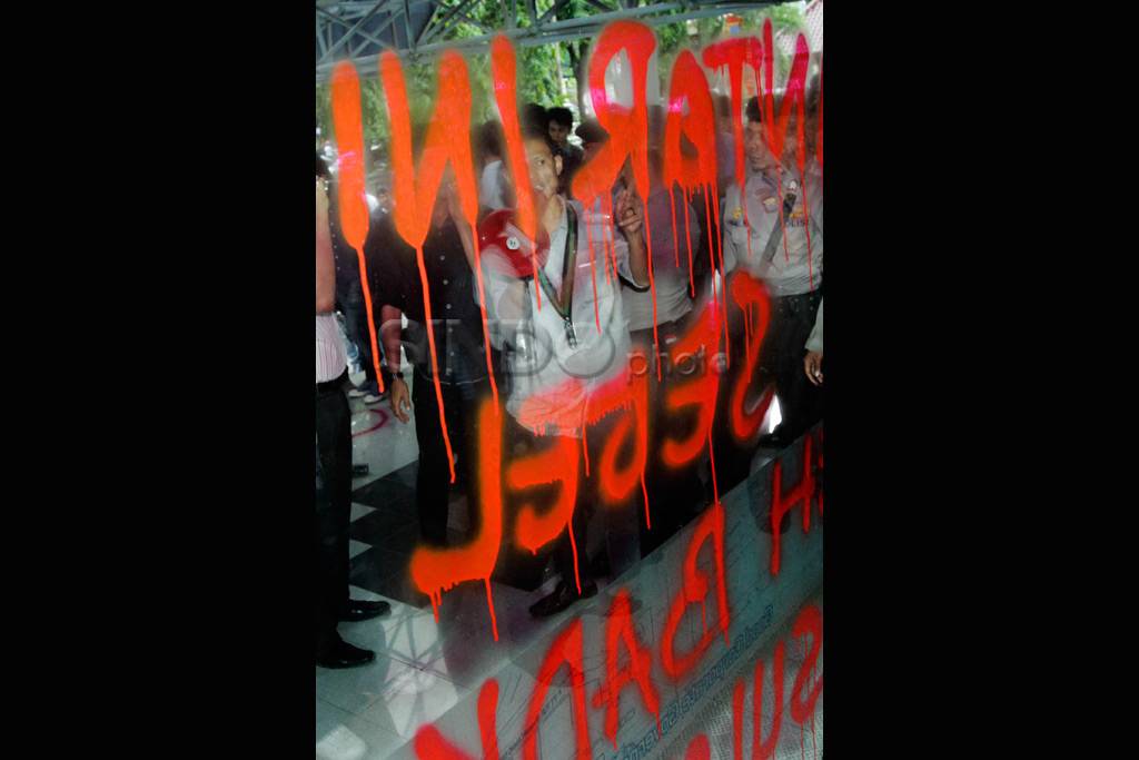 Mahasiswa segel Kantor...