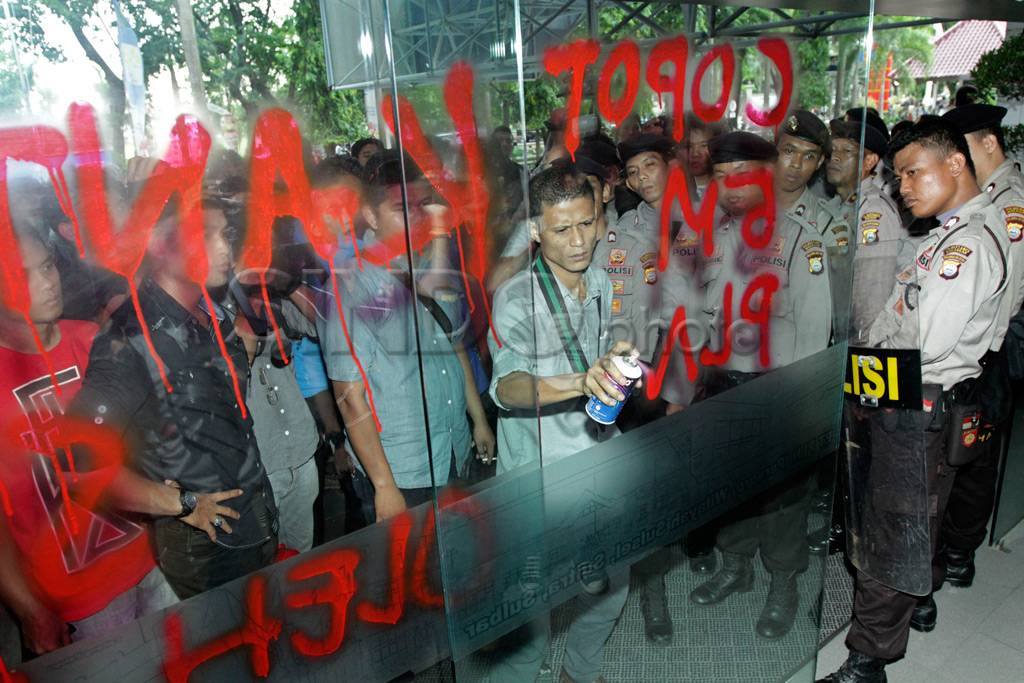 Mahasiswa segel Kantor...