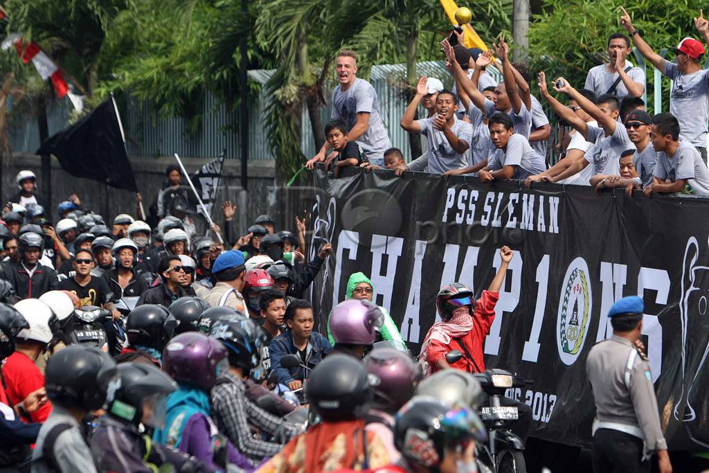 Pawai PSS Sleman rayakan...