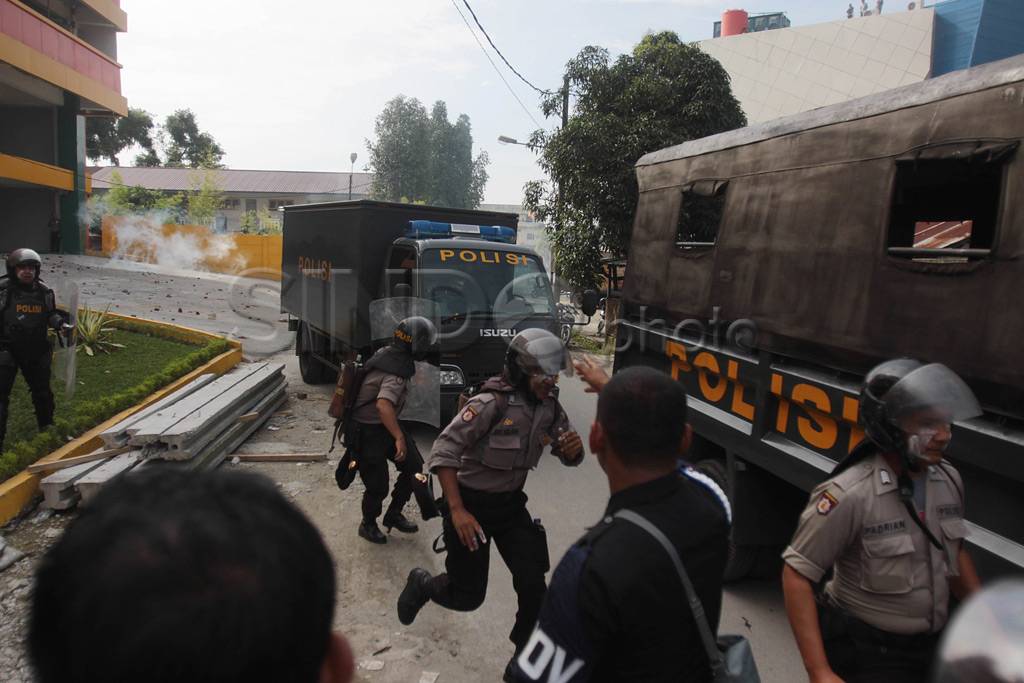 Demo Ormas bentrok di...