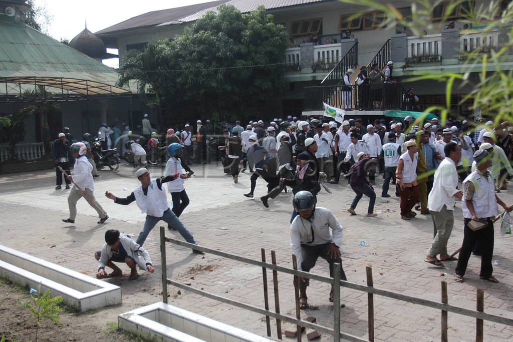 Demo Ormas bentrok di...