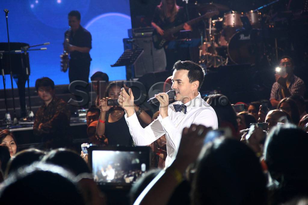 Tommy Page berduet dengan...
