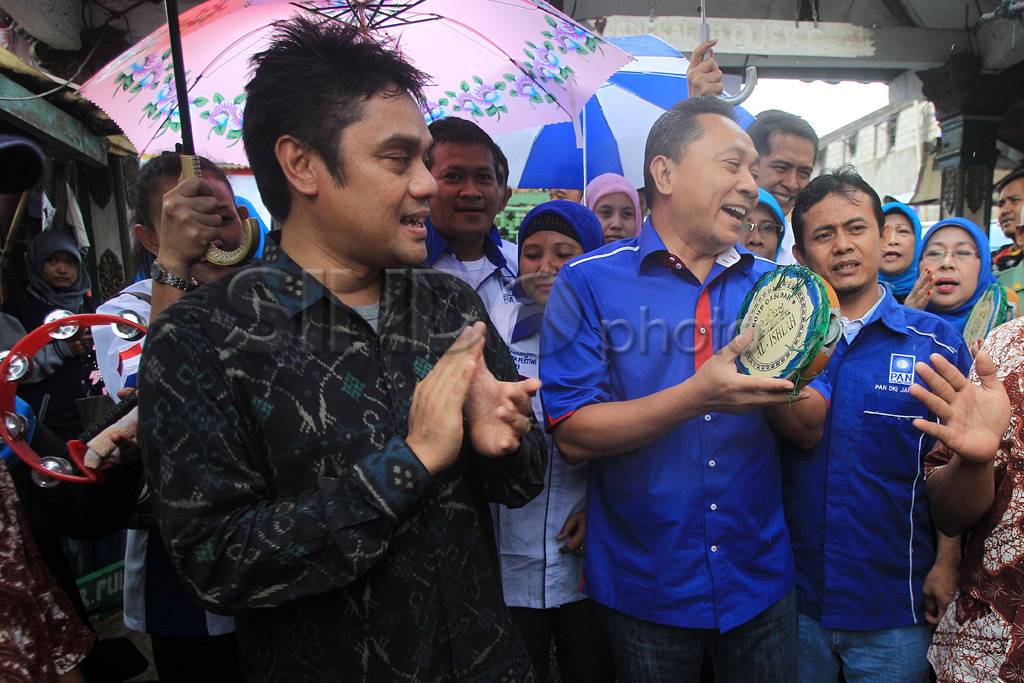 Menhut cicipi kue gemblong...