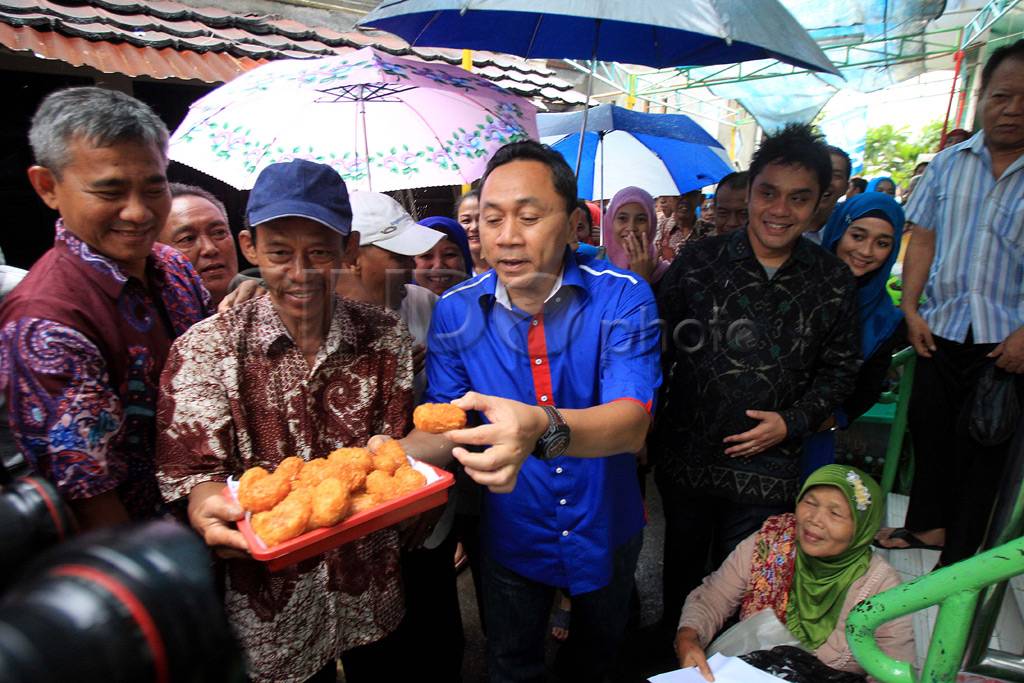 Menhut cicipi kue gemblong...