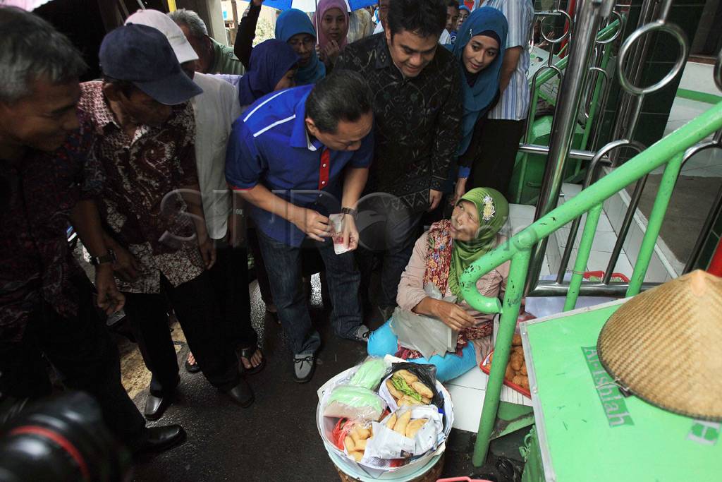 Menhut cicipi kue gemblong...