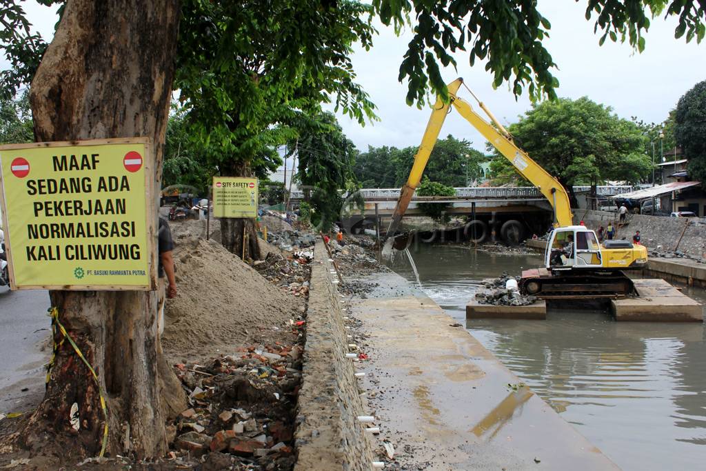 Normalilasi Sungai Ciliwung,...