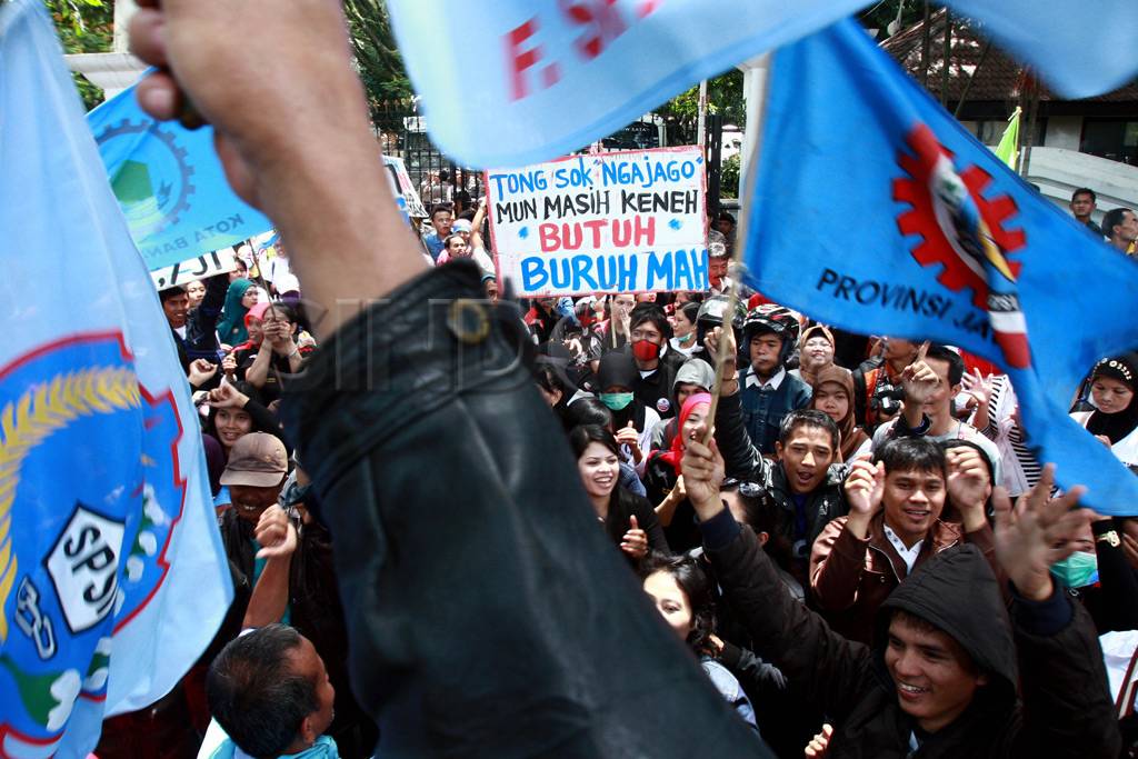 Buruh tuntut kenaikan...