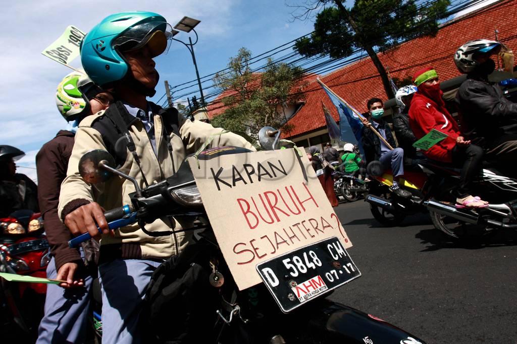 Buruh tuntut kenaikan...