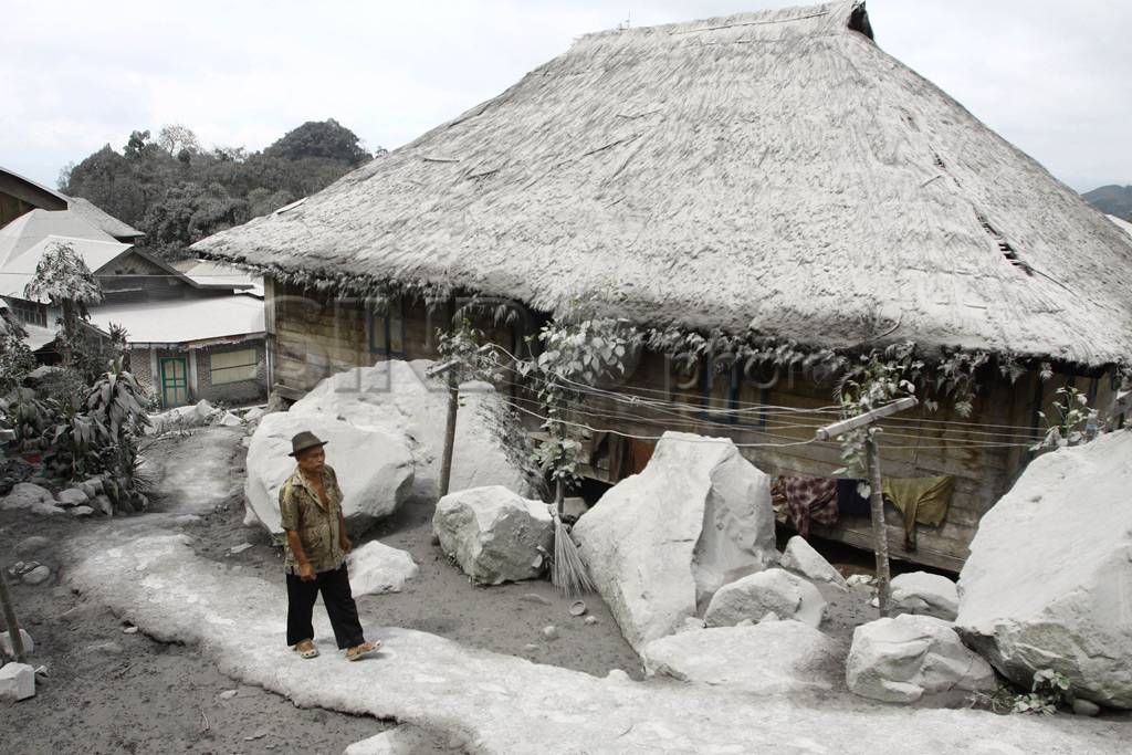 Abu vulkanik Sinabung...