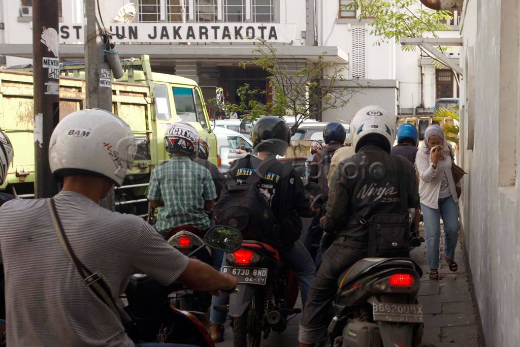 Serobot hak pejalan...