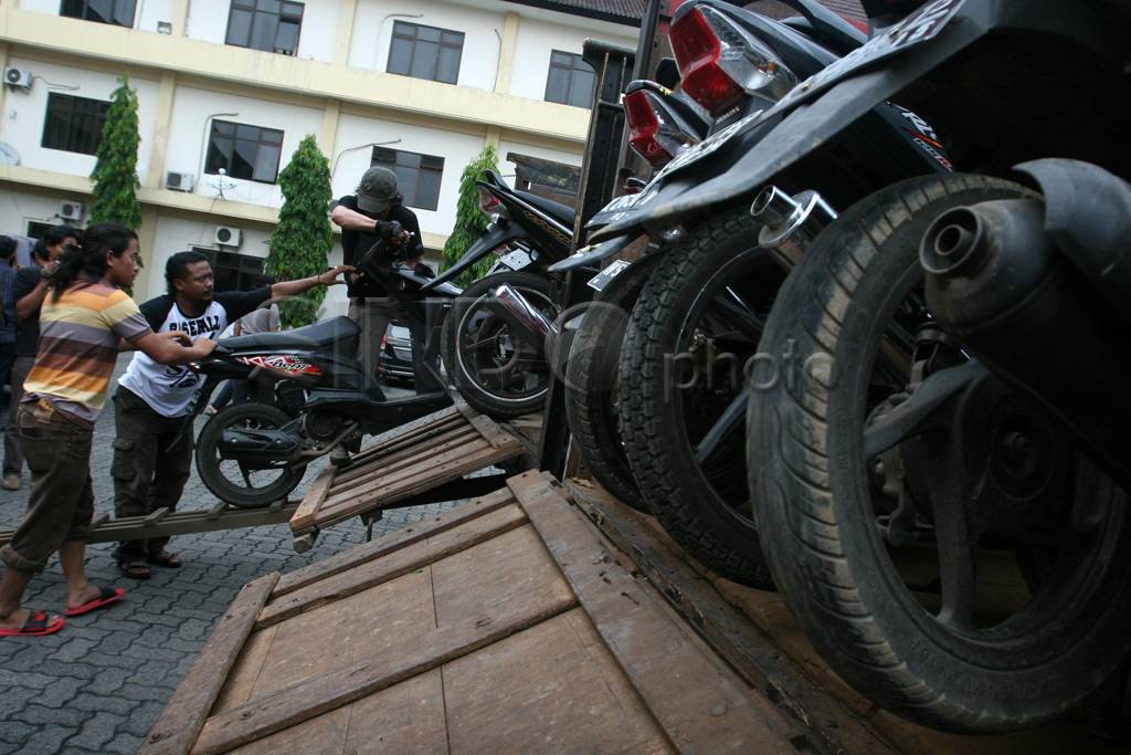 Dua truk sepeda motor...