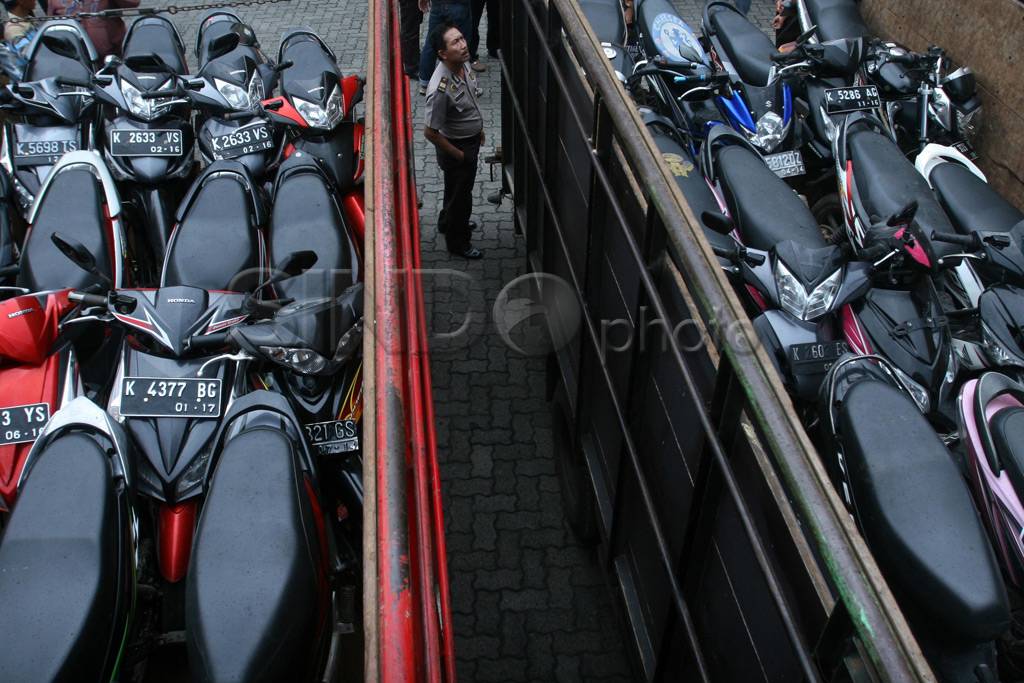 Dua truk sepeda motor...