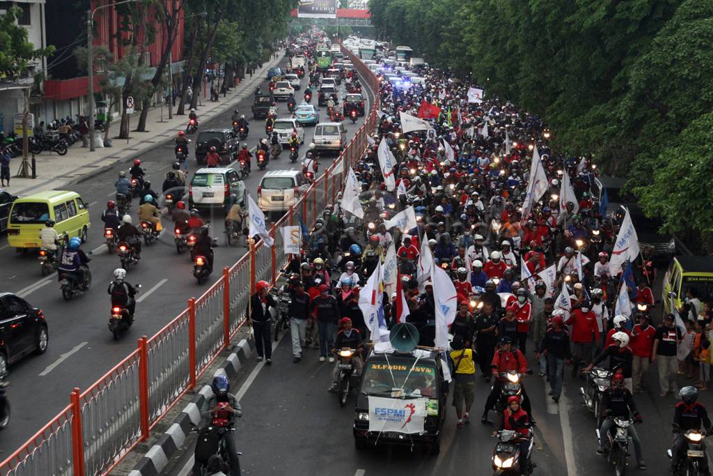 Demo buruh masih berlangsung...