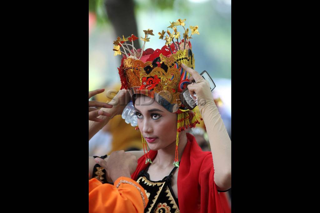 Aksi ribuan penari membawakan...