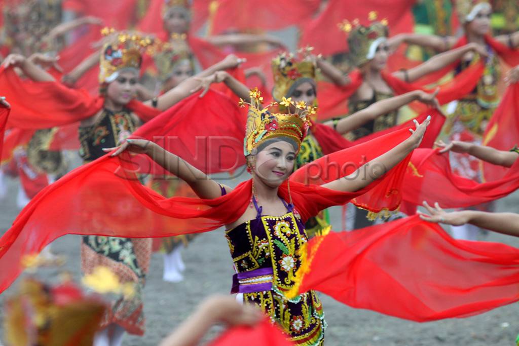 Aksi ribuan penari membawakan...