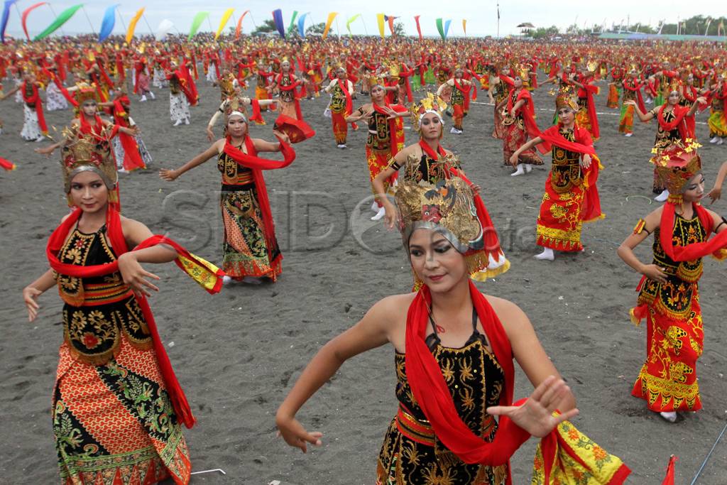 Aksi ribuan penari membawakan...