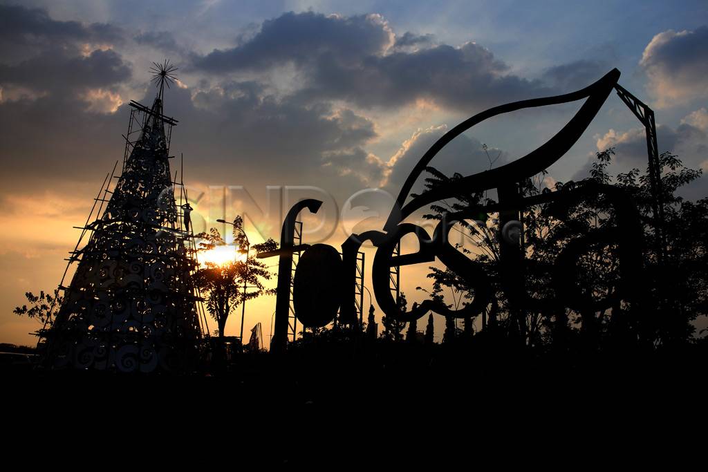 Pembuatan Pohon Natal...