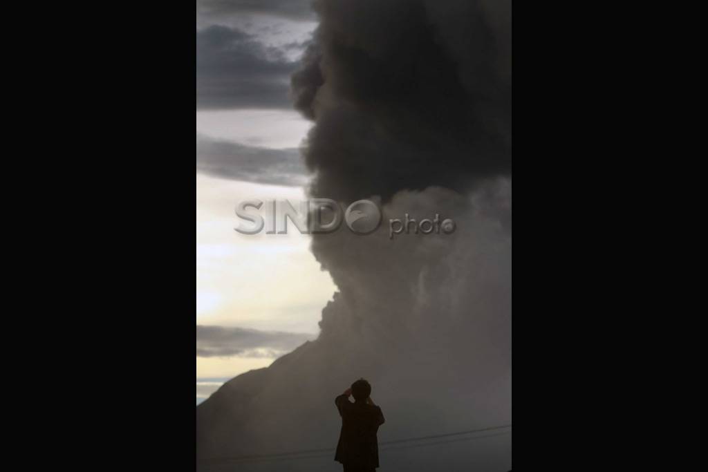 Gunung Sinabung berstatus...