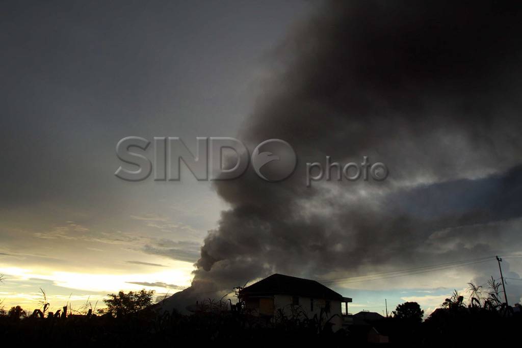 Gunung Sinabung berstatus...