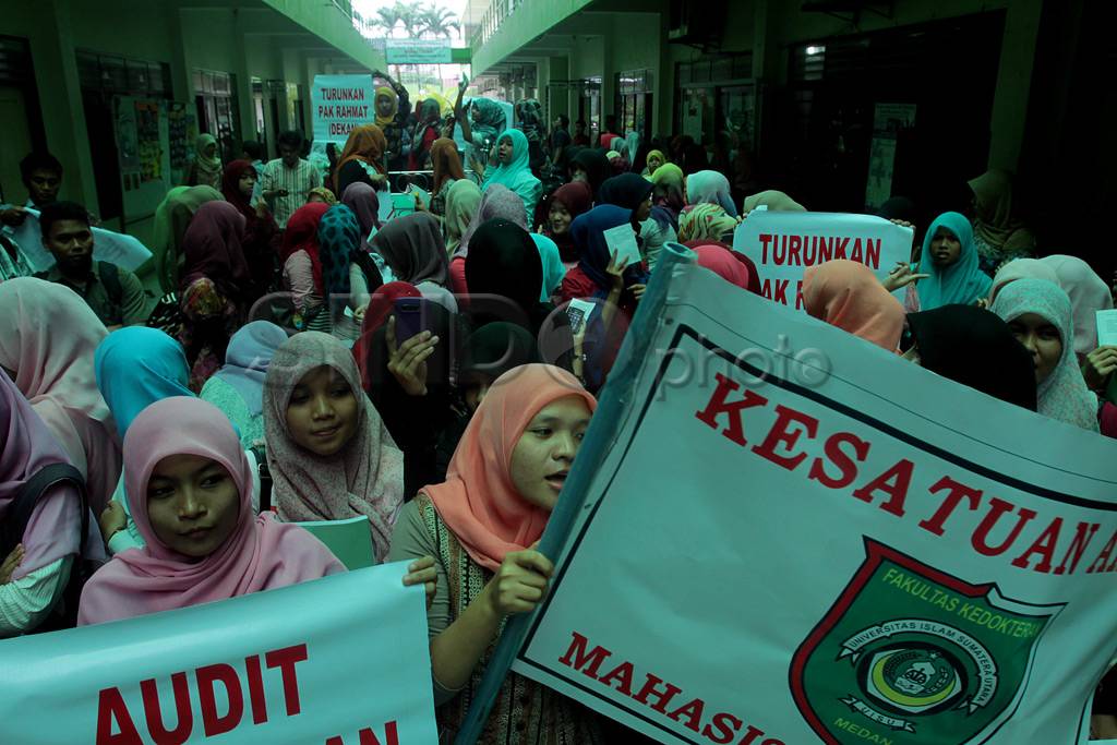 Demo calon dokter di...