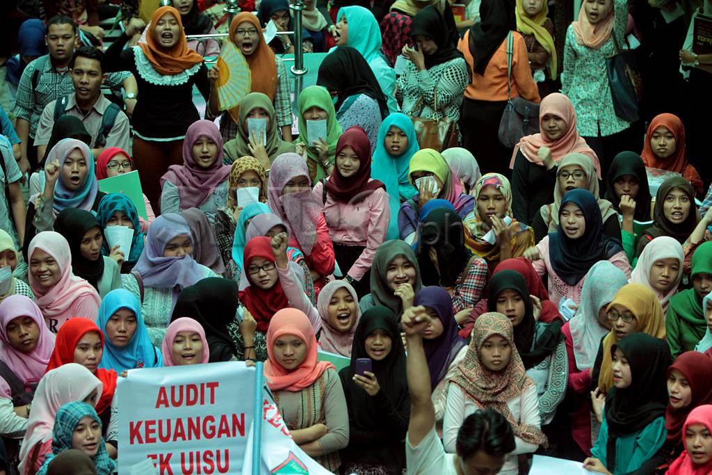 Demo calon dokter di...