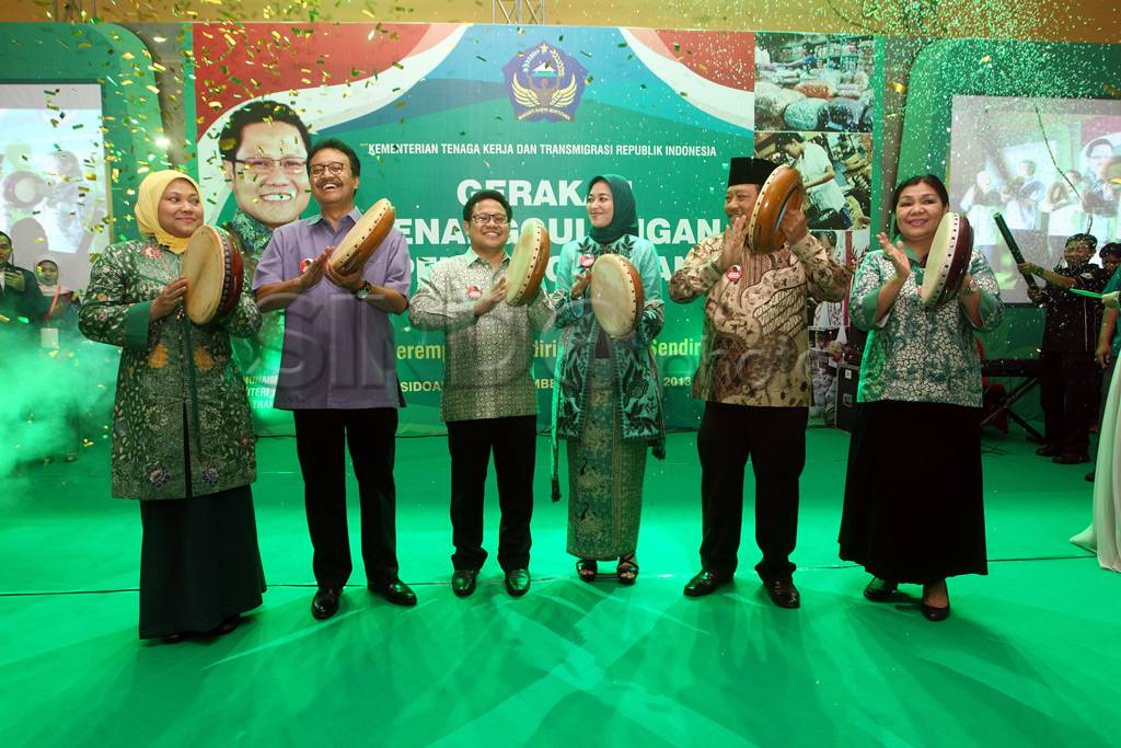 Menakertrans membatik...