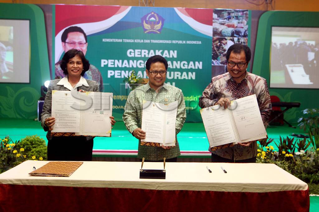 Menakertrans membatik...