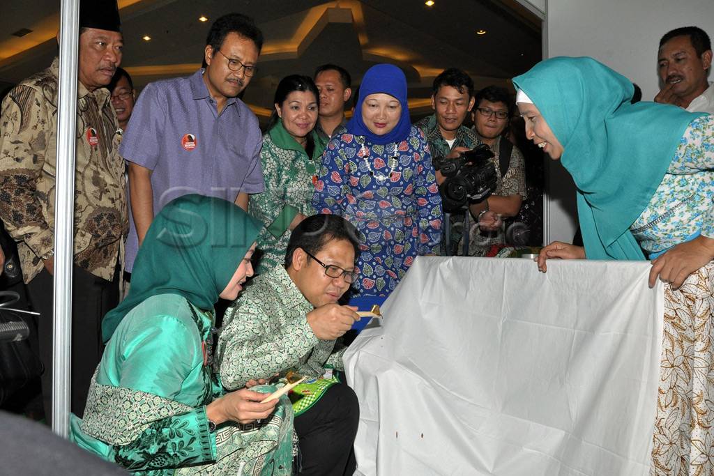 Menakertrans membatik...