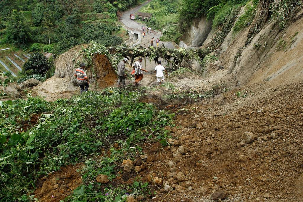Tanah Longsor di Karo,...