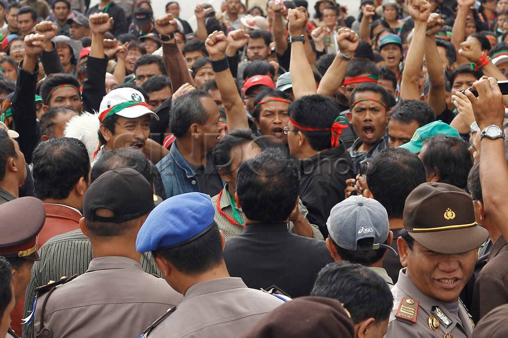 Demo tuntut bupati Karo...
