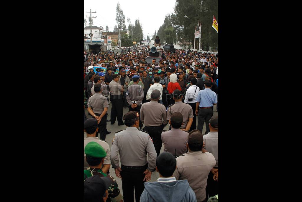 Demo tuntut bupati Karo...