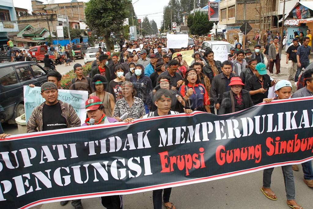 Demo tuntut bupati Karo...