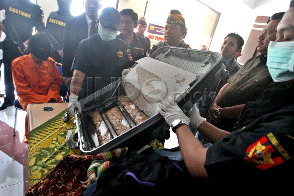 Perempuan India bawa...