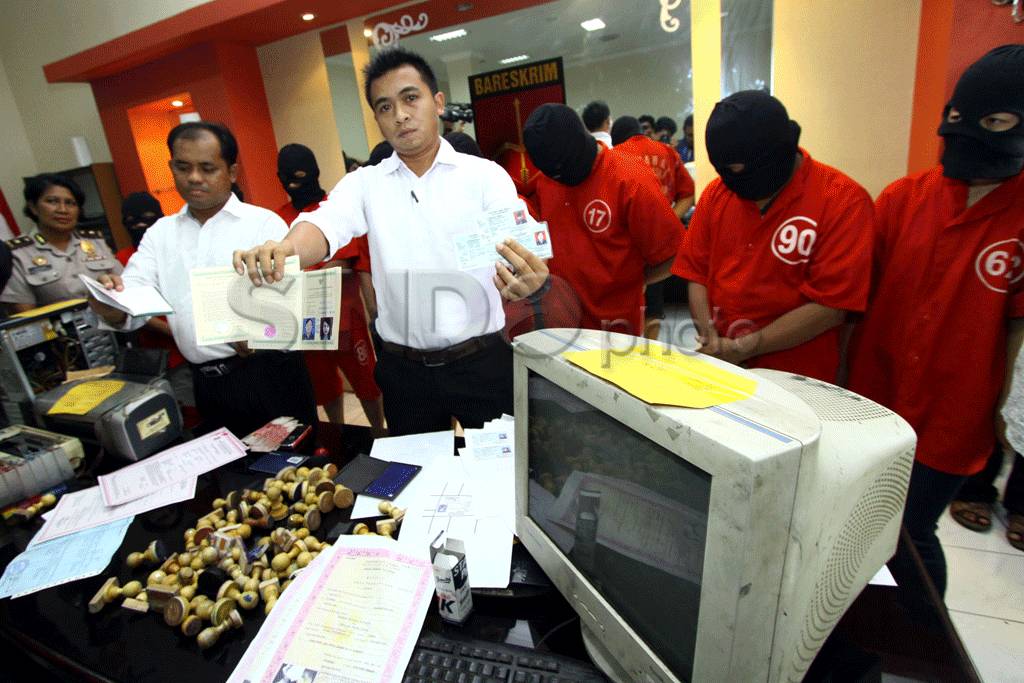 Petugas amakan sindikat...