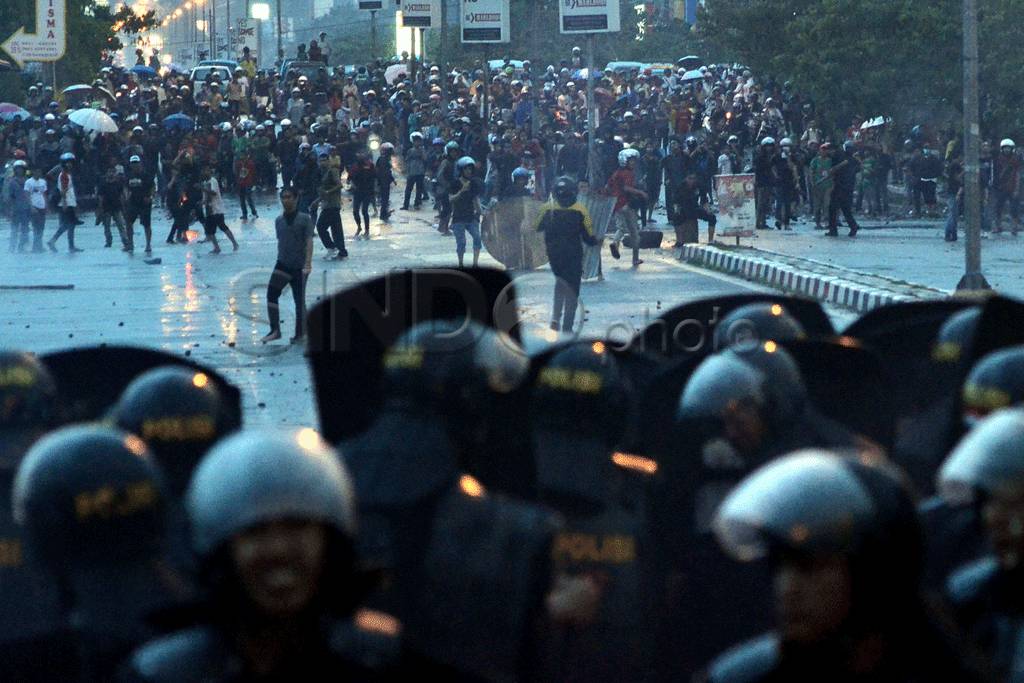 Mahasiswa bentrok peringati...