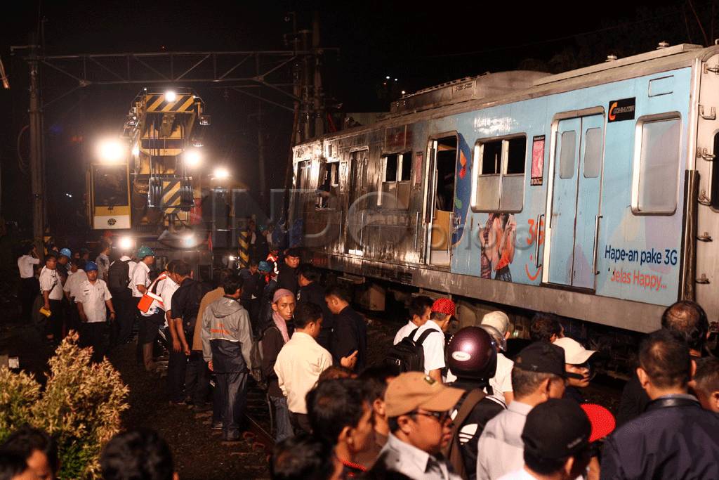 Evakuasi gerbong KRL