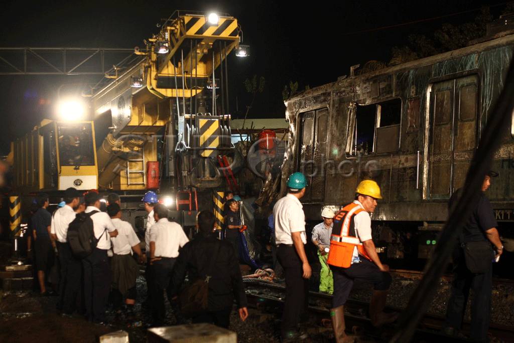 Evakuasi gerbong KRL