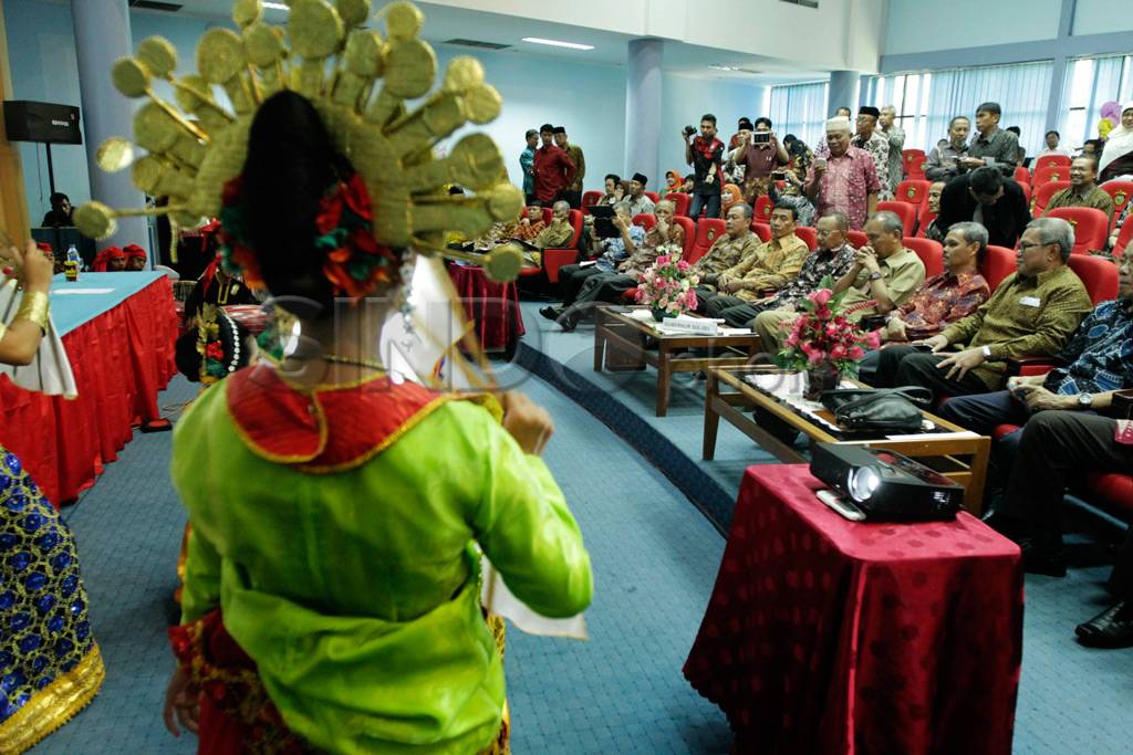 Wiranto hadiri simposium...