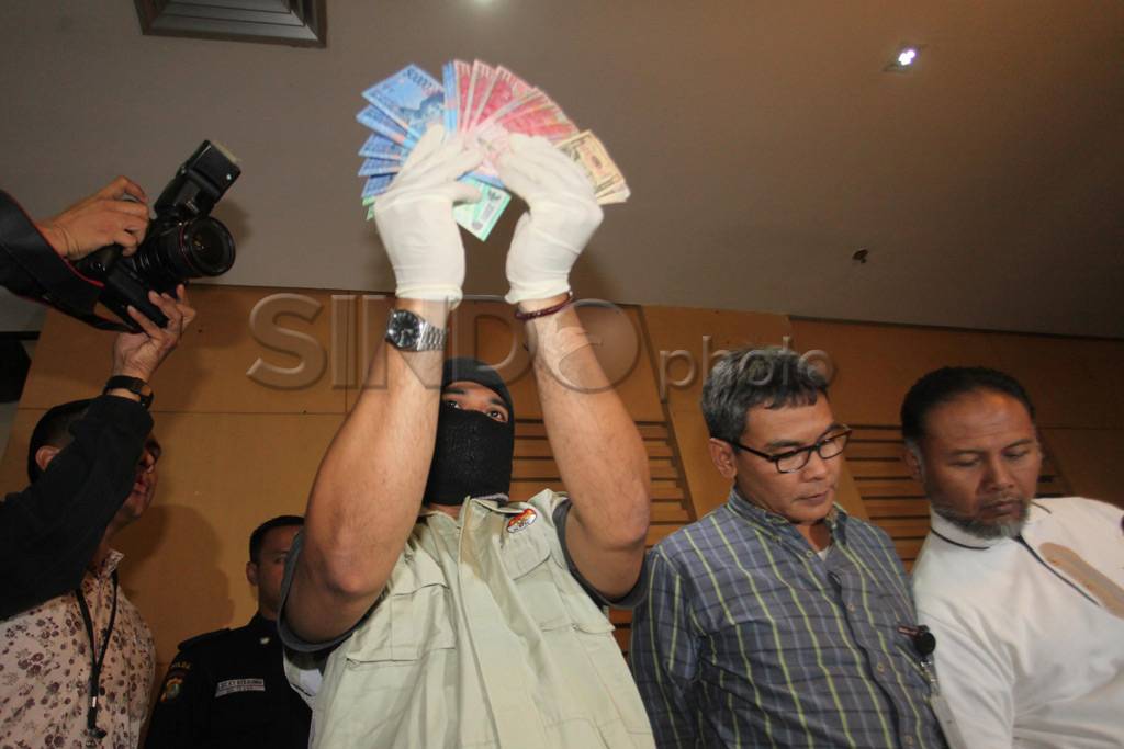 Barang bukti uang dollar...