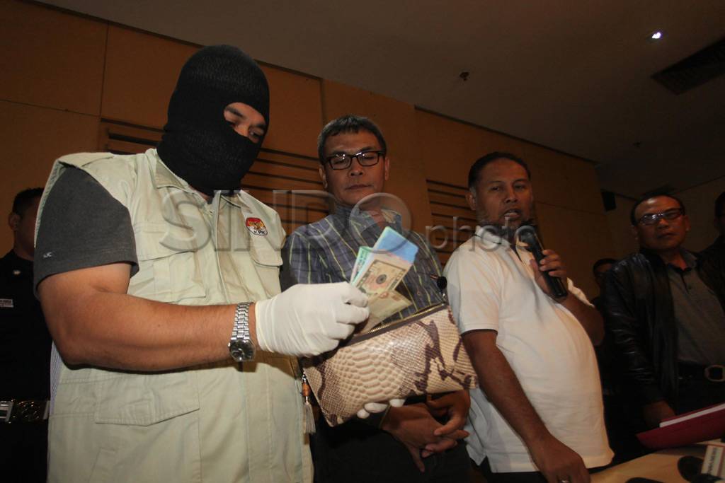 Barang bukti uang dollar...