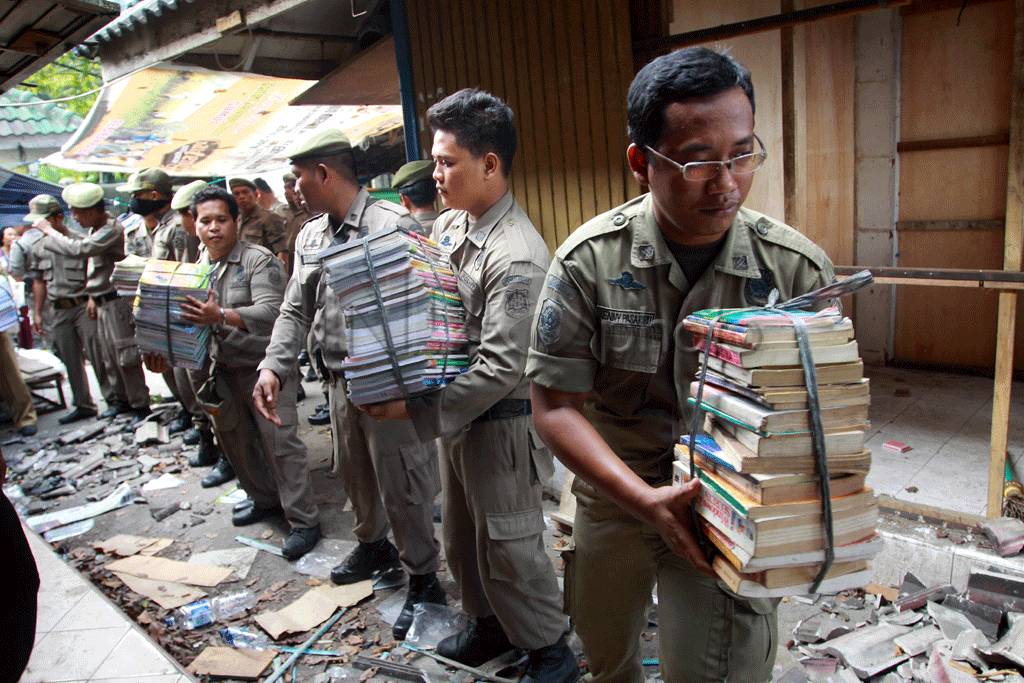 Penggusuran kios buku...