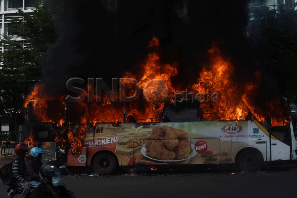 Bus Bianglala terbakar...