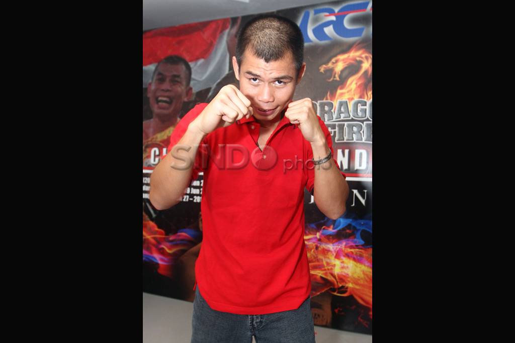 Chris Jhon pensiun dari...