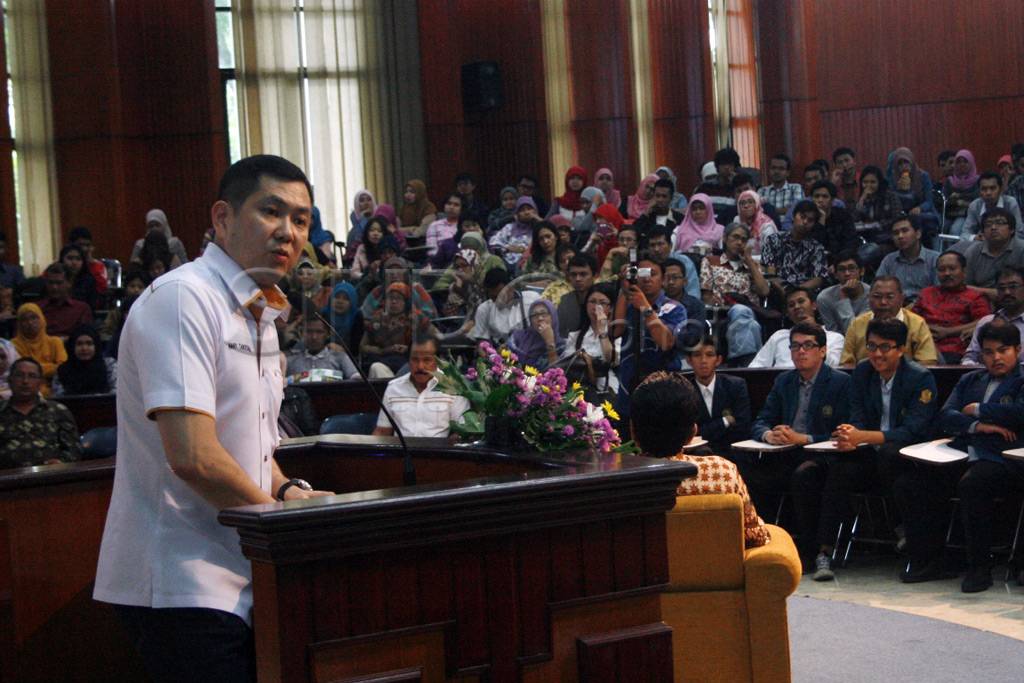 Kuliah Tamu, HT bagikan...