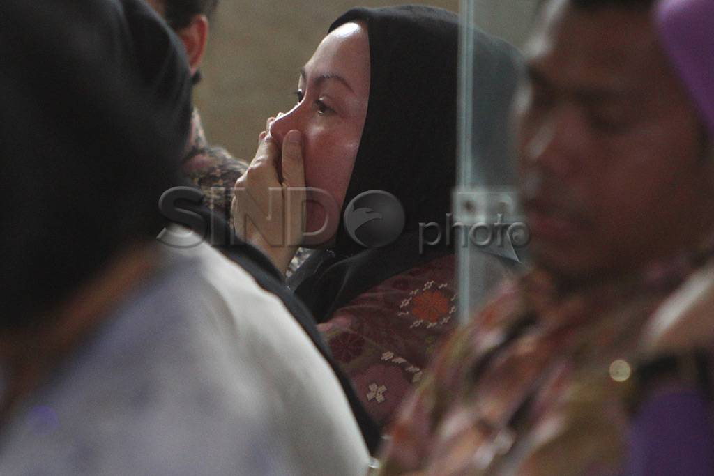 Ratu Atut diperiksa...
