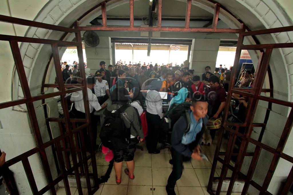 Antrean tiket jelang...