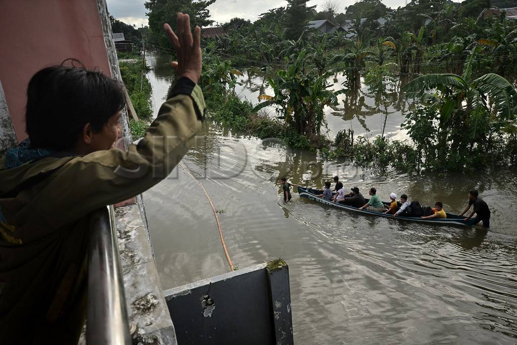 Evakuasi santri di Kampung...