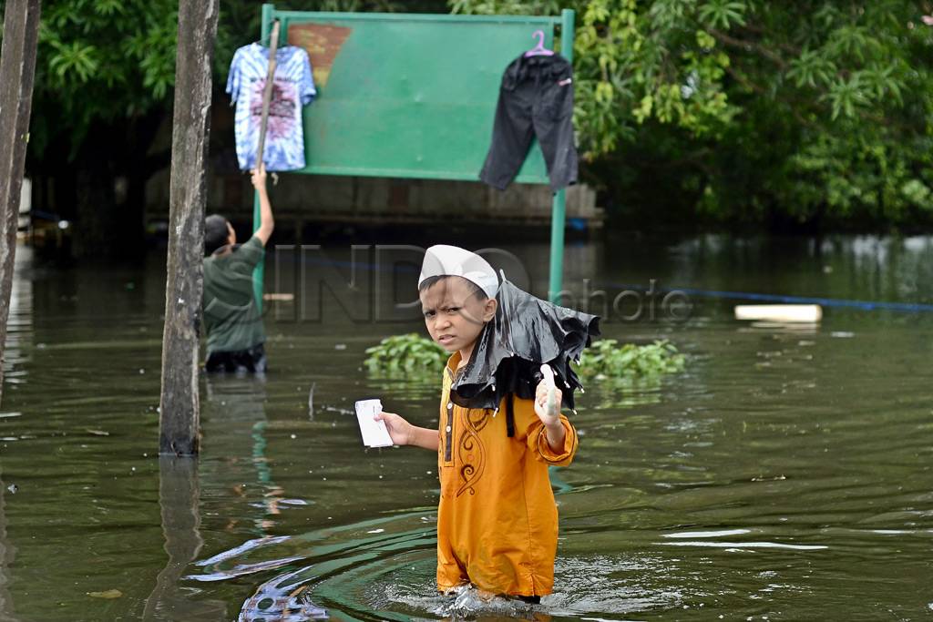 Evakuasi santri di Kampung...