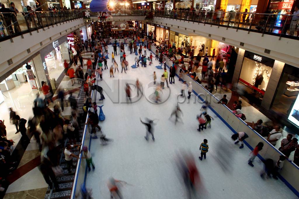 Bermain Ice Skating...