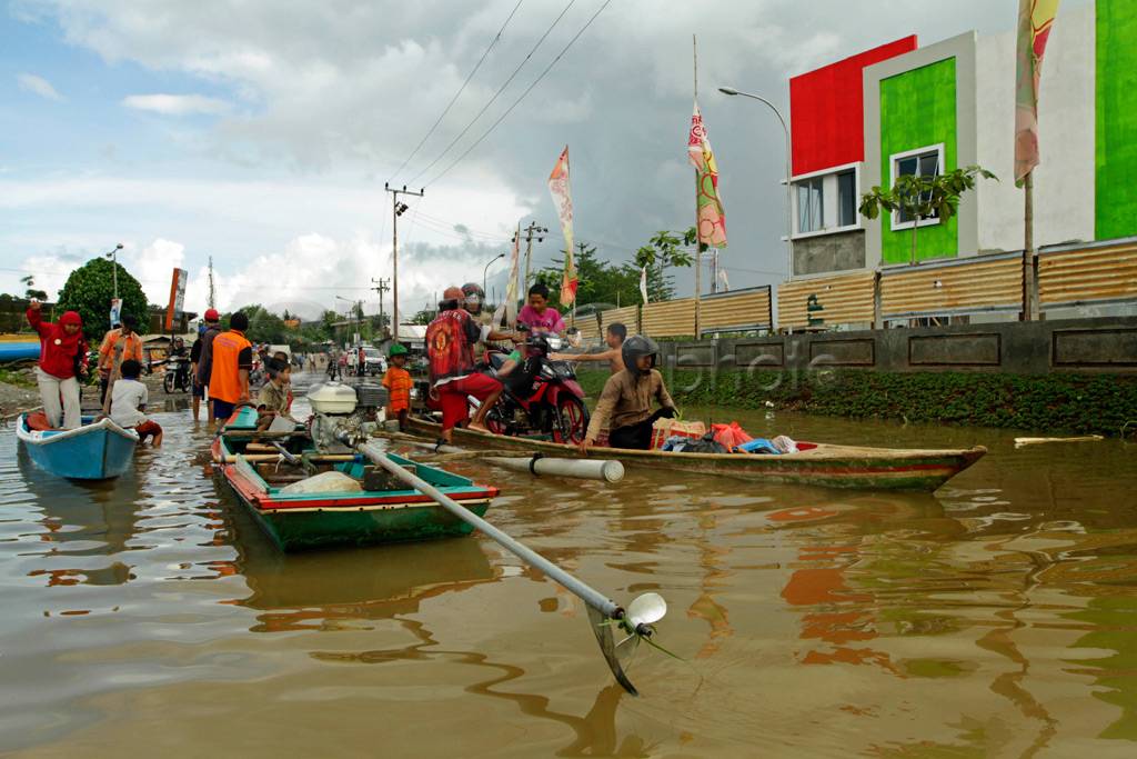 Ojek perahu musim penghujan